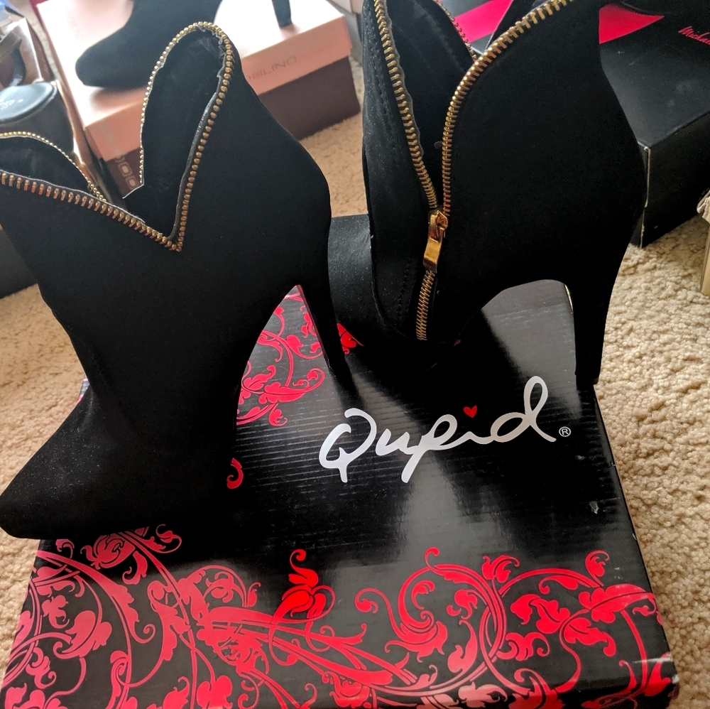 Beautiful black zip booties